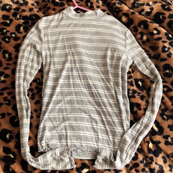 Grey and white turtle neck with curls on ends - Picture 2 of 2